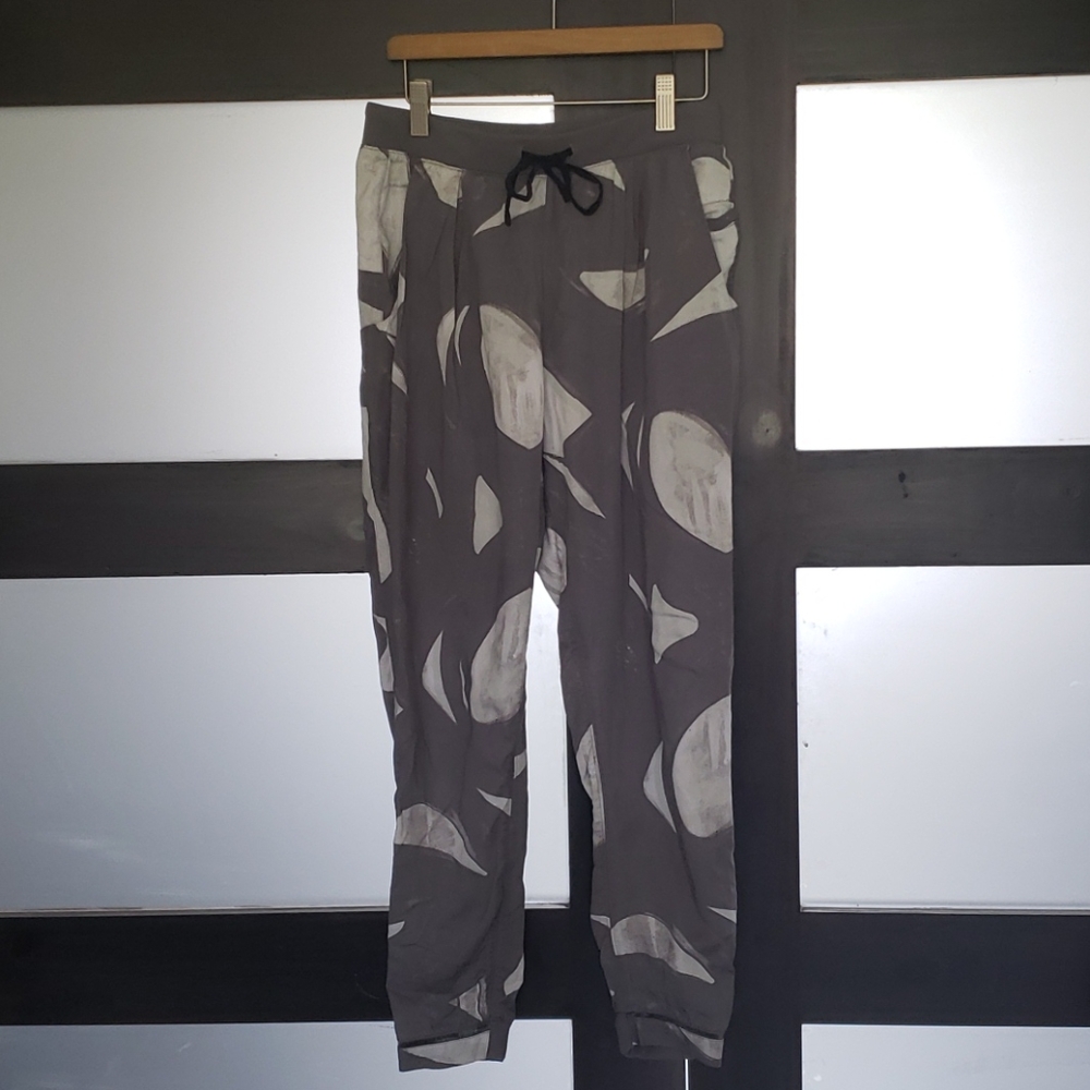 Lululemon pants silk size 4 - Picture 1 of 6